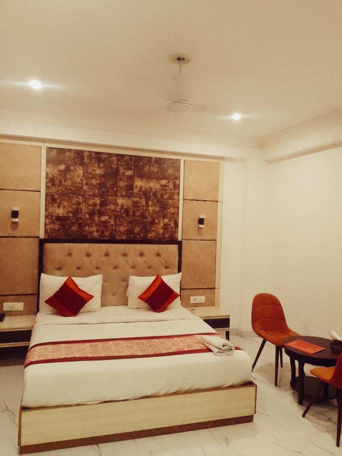 Hotel Almora Sky Near By Delhi International Airport With - Free Airport Pickup And Drop Új-Delhi Kültér fotó